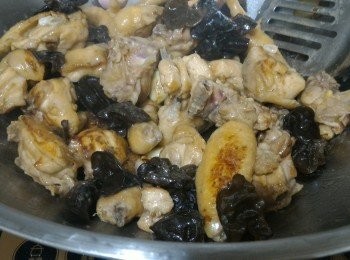 step3: 蒜頭、紅葱頭和薑片炒香，雲耳和雞件回鑊後灒酒。