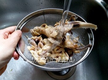 step1: 雞殼骨放入水中蓋上蓋出水煮5分鐘 , 盛起瀝乾水份 , 用水沖一沖去碎骨去油份備用