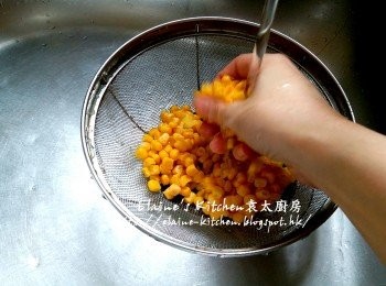step7: 粟米粒用水沖一沖洗及瀝乾 , 雞蛋打成蛋液備用