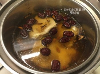 step4: 電鍋跳起後，放入雞腿，蓋上鍋蓋泡15分鐘