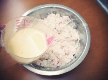 step7: 接著將剛剛用光泉鮮乳和雞蛋的混合液分次倒入麵糊中拌勻!!