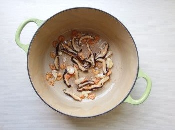 step3: 乾香菇,蝦米,蒜頭先做爆香。