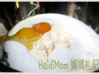 step6: 預備奶黃餡材料~~

除咸蛋黃外，所有材料加入大碗內拌勻。
