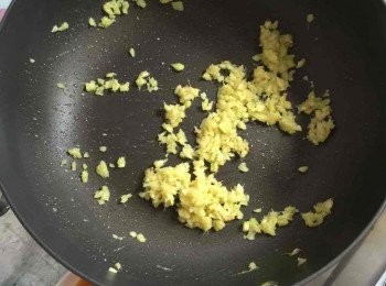 step2: 先落一湯匙油，炒香薑米一分鐘，然後倒入冷飯，不斷壓和炒散至粒粒鬆散。有需要可以加瑤柱水一同炒