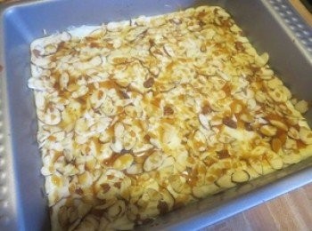 step3: 预热烤箱上火180度，下火190度，烤15分钟。取出，表面撒上剩余的杏仁片，再淋上蜂蜜。继续烤10分钟到上色