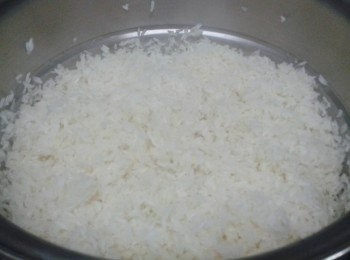 step2: 先將糯米洗淨，浸五小時或過夜，然後瀝乾水份。放入蒸鍋，用中火蒸15分鐘