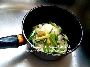 step8: 將浸已軟身的魚肚放入煲內 , 加入餘下份量的薑絲及蔥段