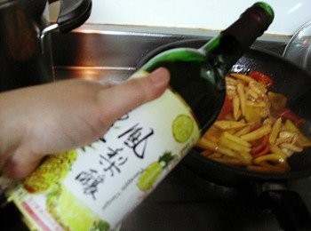 step4: 起鍋前再加鳳梨釀醋即可