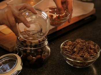 step1: 先將什乾果放入存氣樽並倒入黑冧酒蓋好浸泡至酒完全吸收入乾果內備用, 建議可前一日做浸過夜效果更佳