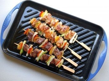 step4: 烤盤溫度要夠熱才不會讓肉串下鍋造成黏鍋,煎烤透抽時可用厚重的盤子或鍋蓋壓住透抽,防止透抽捲曲