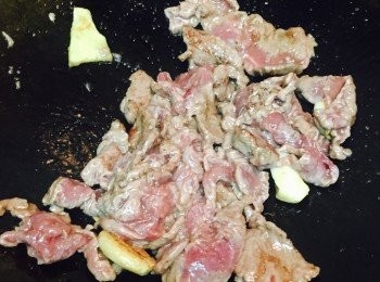 step3: 燒熱油鑊，爆香半份薑和蒜。放入牛肉大火快炒至半熟，撈起。
