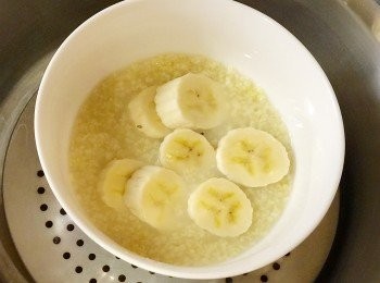 step3: 小米粥燉煮軟爛後，把香蕉外皮洗淨後剝皮，切薄片