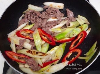 step4: 在鑊邊下純正橄欖油1湯匙，加入蒜頭把蔥略炒30秒，再下牛肉和紅辣椒, 灒酒，炒勻，放入<span class="group_4">汁料</span>炒至汁滾，關火，上碟！