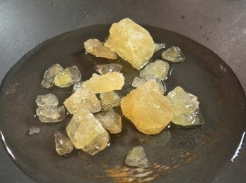 step4: 將冰糖放入鍋中（冰糖最好用小塊的，比較易溶解），然後倒入同等份量的水。