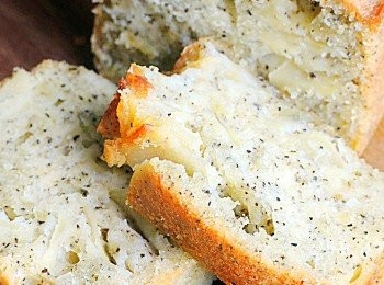 step9: 放入焗爐160度焗35-40分鐘，用牙籤刺進蛋糕中央取出，沒有沾着未熟的蛋糕糊便熟了。焗好取出在架上放涼，除去焗爐紙切件便成。