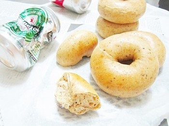 step5: ^^;凸槌分享→因為想保持貝果表面光滑，
沒被高熔點乳酪丁突出，隨意切小了乳酪丁，
但烤好的成品中乳酪明顯變少許多(因為太小的乳酪丁化了^^;)，
所以乳酪丁的大、小要拿捏一下！