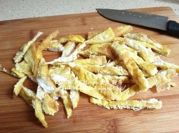 step5: 蛋液放入鑊中加少許油煎至兩面金黃色成蛋餅 , 盛起待涼切絲