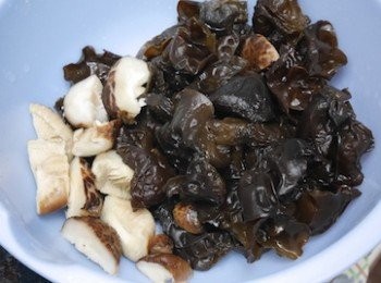 step5: 冬菇浸軟後去蒂切大片，冬菇水過篩留用
雲耳浸軟備用
薑去皮切片拍散備用