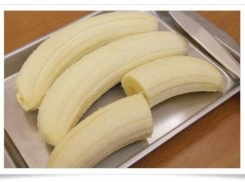 step2: 香蕉剝皮然後切一半~~~ 這樣一共會有6小根^^