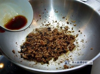 step6: 放入<span class="group_2">調味料</span>炒至肉全熟。