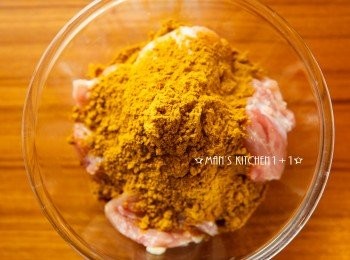 step1: 首先把雞肉與咖哩粉均勻混合，並且醃製6小時(最好隔夜)。