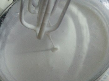 step3: 將淡忌廉用電動打蛋器打發至6成(成糊狀即可)