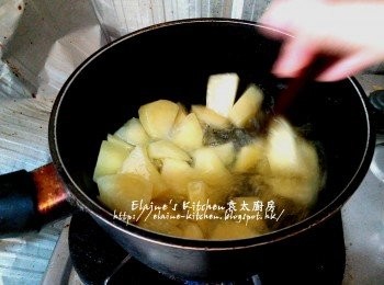 step6: 薯仔放入油鑊中用慢火慢慢炸至微黃色 , 盛起備用