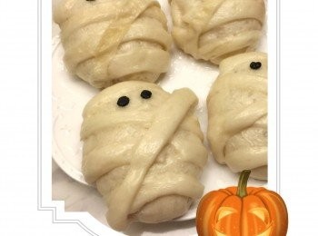 step9: 蒸鍋水滾後，大火蒸13分鐘；或是電鍋外鍋1米杯水，電鍋內部放上蒸架，按下煮飯鍵，鍋蓋用筷子留一個縫，跳起後靜置5分鐘開蓋