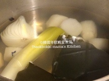 step5: 20分鐘後將煲好的鳀魚高湯熄火隔渣待用。