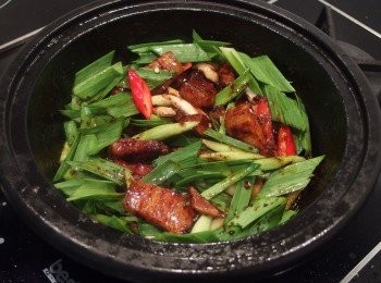 step8: 熄火前加入蒜苗快炒,炒至蒜苗熟即可熄火。