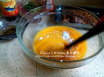 step6: 雞蛋放入大碗內拌勻成蛋液 , 加入<span class="group_2">調味料</span>拌勻