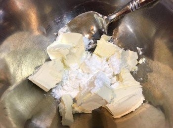 step4: 將忌廉芝士放係室溫至軟身, 然後加入糖霜用攪拌器打至幼滑狀