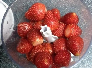 step5: 士多啤梨洗淨去蒂，放入攪拌機内打成蓉。