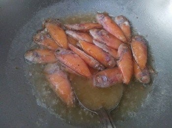 step2: 先熱鍋， 倒入葵花油【得意的一天】，放入紅新娘【澎湖野生水產】炸20分鐘，
(小磨坊以「自然取材、美味天成」的宗旨，從產品延伸至服務) 
(佳格不管是原料選擇、生產製程、包裝儲存、甚至運輸配送，每個環節皆設立世界級的品質管理)