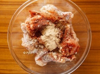 step1: 首先將雞翅切好、擦乾後，與麵粉以外的調味料均勻混合醃製至少45分鐘。