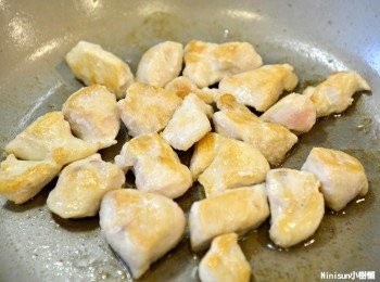 step1: 雞肉事前先用少許鹽、米酒醃漬20分鐘後小火煎至外表稍微金黃
