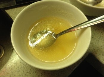 step8: 將魚膠粉用凍水開溶，再用熱水盛著攪勻