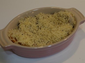 step2: 把牛油加熱
帆立具於焗盤上
加上Parmesan 芝士碎及黑椒碎