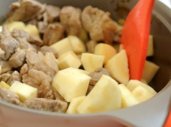 step6: 豬肉變色後落防風草