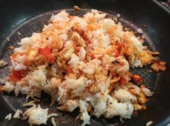 step4: 然後加入白飯炒勻。