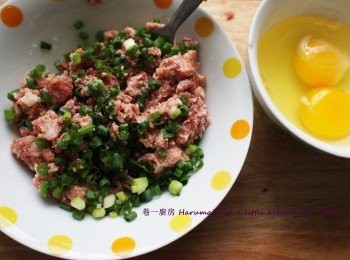 step1: 把蔥粒拌勻罐頭鹹牛肉,