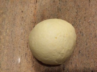 step2: 2)麵粉加入椰漿, 蕃薯搓勻再加入油搓至圓滑