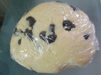 step4: 可加入葡萄乾或巧克力碎片，用保鮮紙包麵糰，放入冰箱待十分鐘