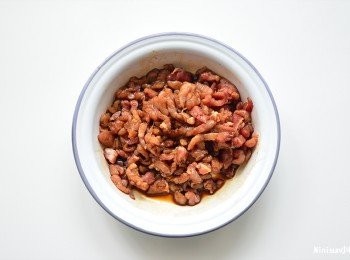 step1: 少許米酒、適量的醬油均勻醃漬肉絲