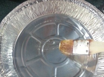 step16: 將糕盤搽上油,將蘿蔔平均舖在糕盤上,將預留炒香之臘腸.冬菇.蝦米鋪上面,用滾水大火隔水蒸45分鐘至熟