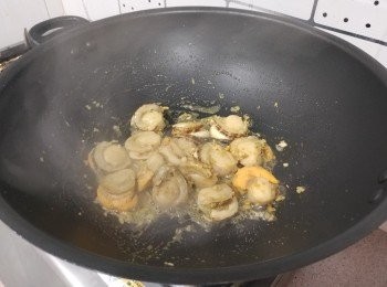 step4: 轉中火快炒至稍收汁便可。