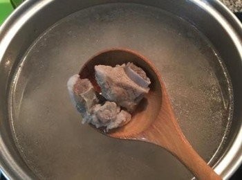 step4: 滾到湯呈略白色，排骨的骨頭突出，便可調味。（此時可依狀況適量加些水）