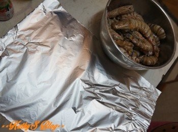 step3: 醃好之後就準備錫紙包蝦啦~