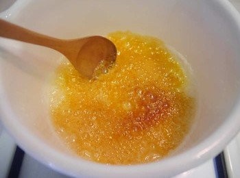 step4: *大概幾分鐘後，呈現焦糖色，用木湯匙攪拌~