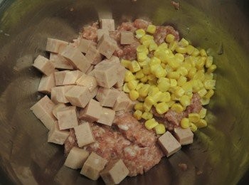 step3: 放入午餐肉粒和粟米粒用手攪勻。